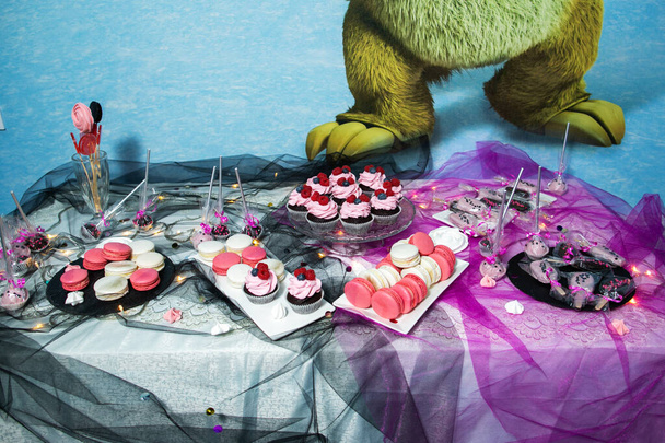 Dulces barra de caramelo, cupcakes pasteles en la mesa - Foto, imagen