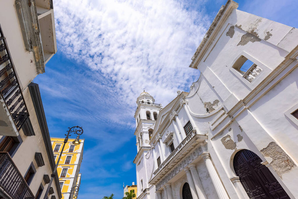 Veracruz, barevné ulice a koloniální domy v historickém centru města, jeden z hlavních turistických atrakcí města - Fotografie, Obrázek