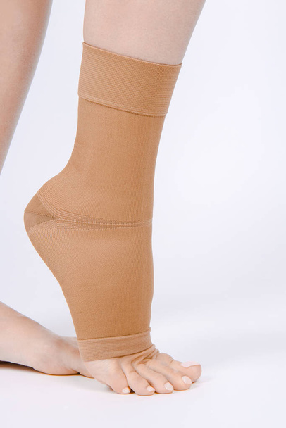 Orthopedic Ankle Brace. Medical Ankle Bandage. Medical Ankle Support Strap Adjustable Wrap Bandage Brace foot Pain Relief Sport. Leg Brace isolated on white background. Trauma Ankle orthosis. Injury - Foto, imagen
