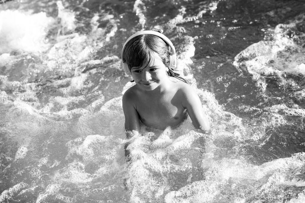 Happy little boy having fun in summer swimming pool. Family vacation. - Foto, Imagem