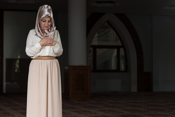 Humble Muslim Prayer Woman - Zdjęcie, obraz