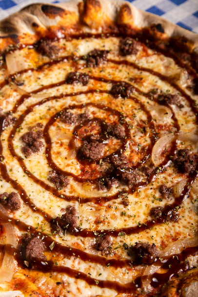 Hausgemachte Hackfleisch-Pizza mit Grillsoße. Makrofotografie - Foto, Bild