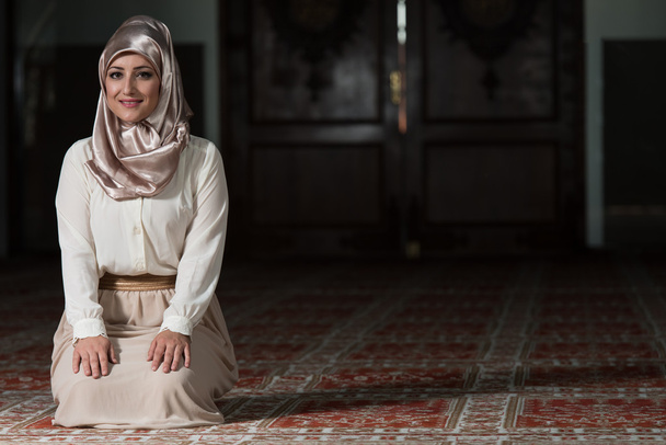 Portrait Of Young Muslim Woman - Foto, imagen