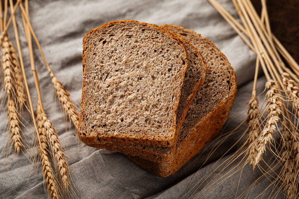 Čerstvě upečený plátek žitného chleba - Fotografie, Obrázek