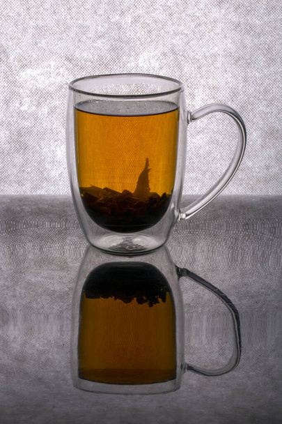 Filiżanka z podwójnymi ścianami z zaparzoną herbatą - Zdjęcie, obraz
