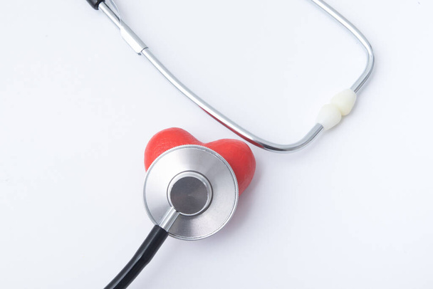 Červené srdce se stetoskopem. Pojištění zdraví nebo léčby srdce, koncepce duševního zdraví. Plocha - Fotografie, Obrázek