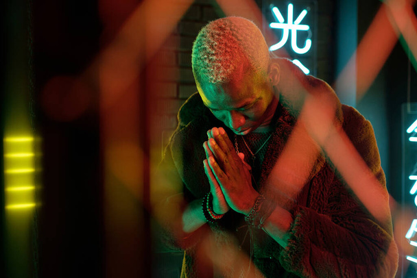 Cyberpunk homem de casaco de pele rezando - Foto, Imagem