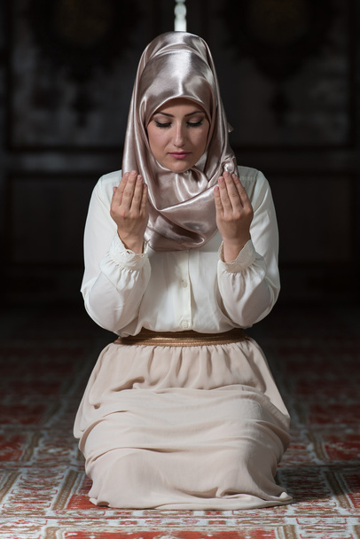 Humble Muslim Prayer Woman - 写真・画像