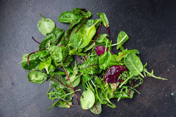 foglie di insalata verde mix microverde succosa spuntino pronto mangiare sul tavolo pasto sano all'aperto vista dall'alto copia spazio cibo sfondo  - Foto, immagini