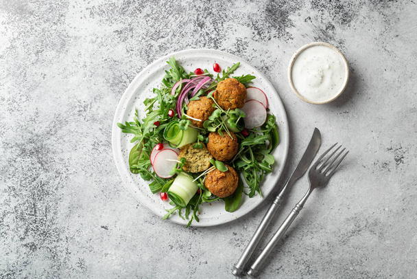 Falafel and fresh vegetables salad  - Valokuva, kuva