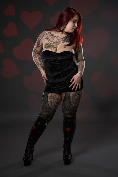 Schöne Größe plus Frau mit Tätowierungen im schwarzen Minikleid, Inklusivität und Körperakzeptanz - Foto, Bild