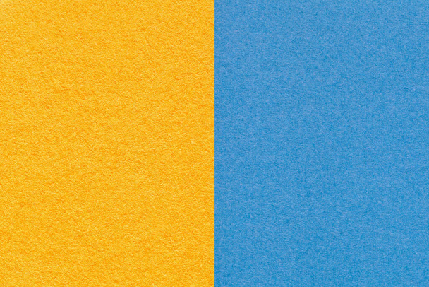 Текстура світло-блакитного і жовтого паперового фону, половина двох кольорів, макро. Структура золотистого щільного крафт-картону. Пояс крупним планом
. - Фото, зображення