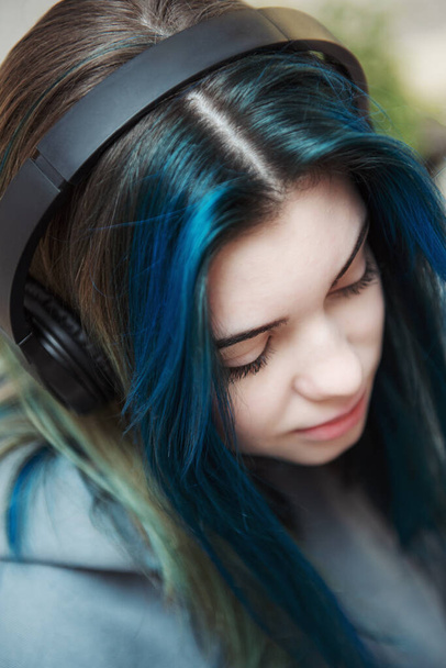 Joven adolescente con el pelo azul y auriculares  - Foto, Imagen