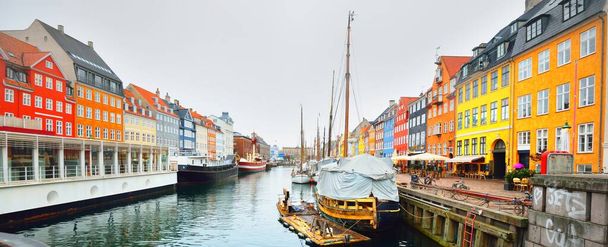 デンマークのコペンハーゲンにあるニャーハン(新港)のパノラマビュー。カラフルな伝統的な家。運河に停泊する帆船。旅行先,ランドマーク,観光,観光 - 写真・画像