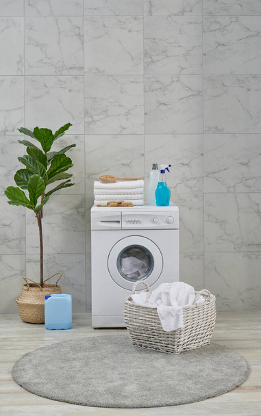 Lavadora y armario y lavabo en el baño blanco, materiales de limpieza, ropa sucia en el estilo cesta. - Foto, Imagen