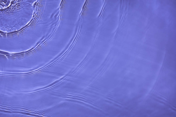 transparente púrpura color claro agua calma textura superficial - Foto, imagen