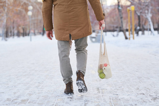 Hombre con bolsa goig para ir de compras - Foto, Imagen