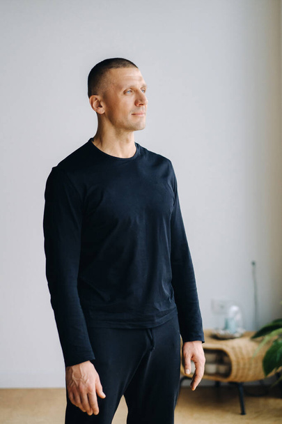 male athlete Standing in the gym before yoga classes. - Fotografie, Obrázek