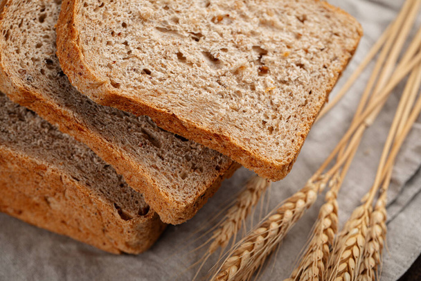 Tuore paistettu viipaloitu leipä ruisleipää - Valokuva, kuva