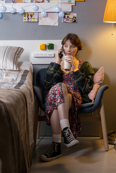Hasta genç kız hastane koğuşunda cep telefonuyla konuşuyor. - Fotoğraf, Görsel