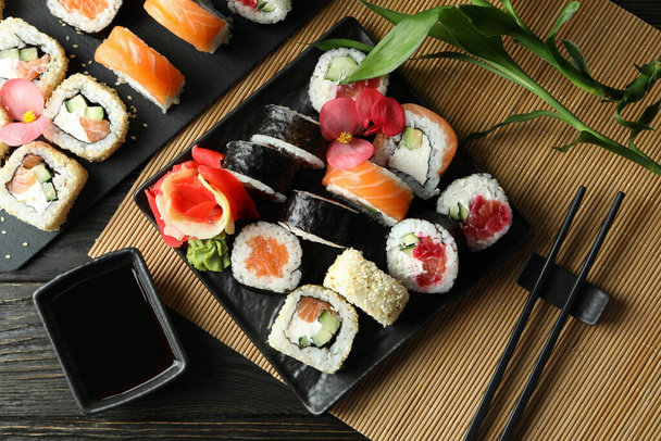 Koncept chutné jídlo se sushi rolky na dřevěném pozadí - Fotografie, Obrázek