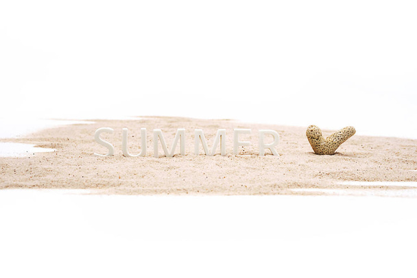 夏気分最小限の創造的な配置。夏の言葉、白い砂浜のサンゴ.  - 写真・画像