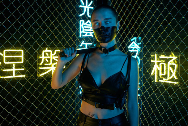 Joven cyborg mujer con látigo negro en el hombro - Foto, imagen