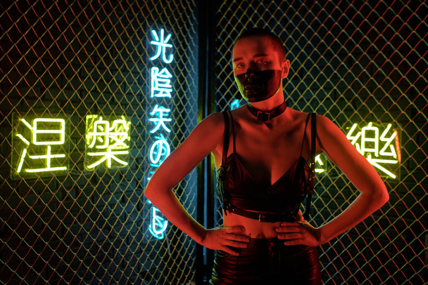 Chica cyberpunk contemporánea con la mitad de su cara pintada de negro - Foto, imagen