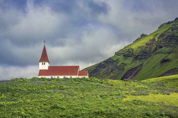 Iglesia en Vik - Ciudad pequeña en el sur de Islandia
 - Foto, Imagen
