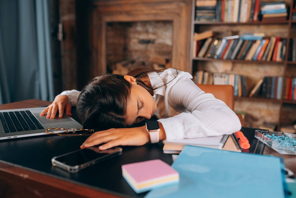 Young beautiful woman fell asleep at her desk - Fotoğraf, Görsel