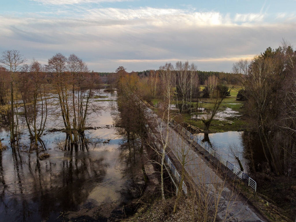 Overstromingen en overstromingen tijdens de voorjaarsdooi uit een riviertje. - Foto, afbeelding