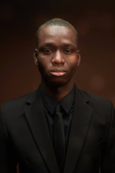 Jonge serieuze zakenman van Afrikaanse afkomst in zwarte das, shirt en jasje - Foto, afbeelding