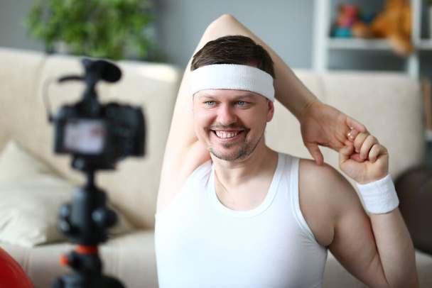Sonriente hombre haciendo ejercicios deportivos en la cámara - Foto, Imagen