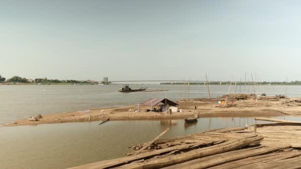 Αλιείς που κάθονται κάτω από μουσαμά στην όχθη του ποταμού. Εργοστάσια προκατασκευής εξαρτημάτων με βάση το μπαμπού προς χρήση στην κατασκευή γεφυρών - Πλάνα, βίντεο