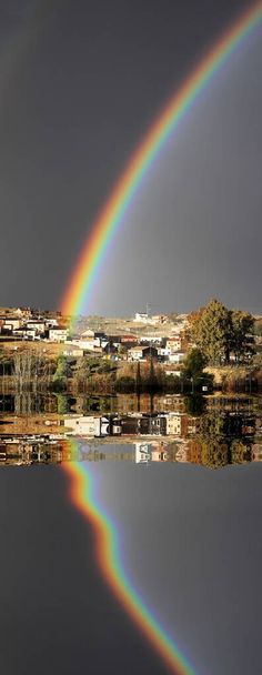 regenboog weerspiegeld in het water, Regenboog fotografie met donkere lucht door storm wolken,  - Foto, afbeelding