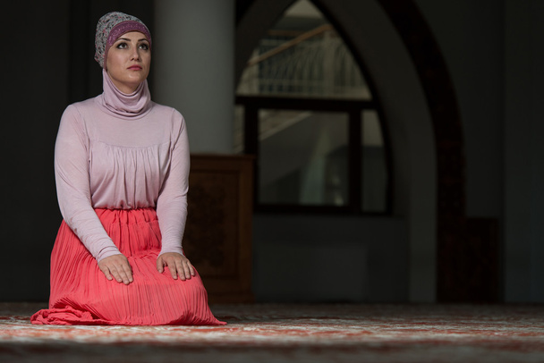 Young Muslim Woman Praying - Photo, image