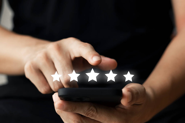 Ocena użytkownika do doświadczenia serwisowego w aplikacji online, Opinia klienta opinia ankiety zadowolenia, Klient może ocenić jakość usług prowadzących do rankingu reputacji firmy. - Zdjęcie, obraz