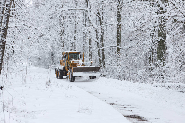 Grote oude sneeuwtruck rijdt richting camera op een winterse omgeving. Foto genomen in december. - Foto, afbeelding