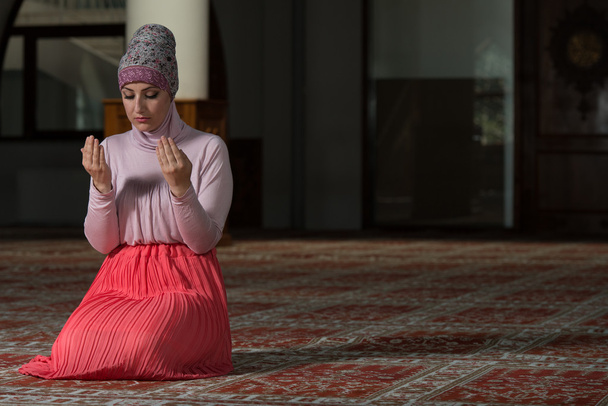 Szerény muszlim ima nő - Fotó, kép