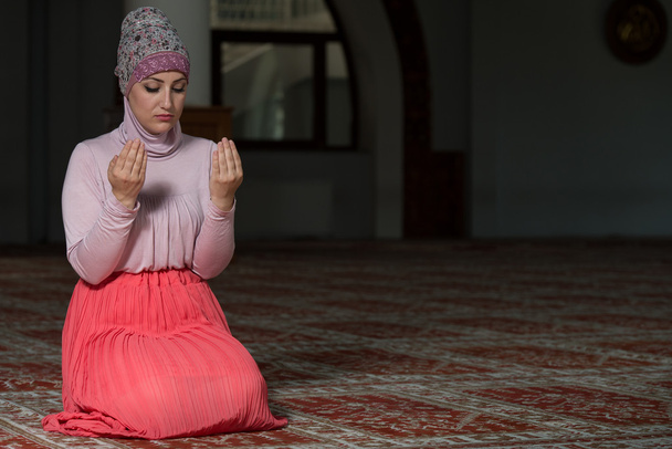 Young Muslim Woman Praying - Zdjęcie, obraz