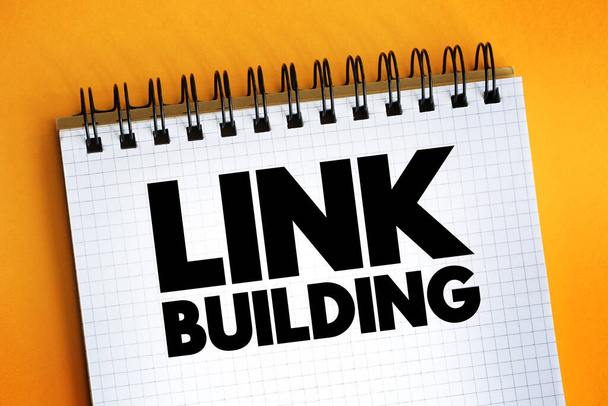 Link building - praktyka budowania jednokierunkowych hiperłączy do strony w celu poprawy widoczności wyszukiwarki, koncepcja tekstu na notatniku - Zdjęcie, obraz