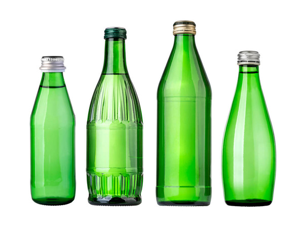 Set aus grünen Glasflaschen mit Sodawasser. isoliert auf weißem Hintergrund - Foto, Bild