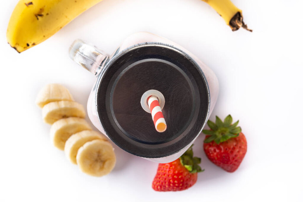 Tuore mansikka ja banaani smoothie purkissa eristetty valkoisella pohjalla - Valokuva, kuva