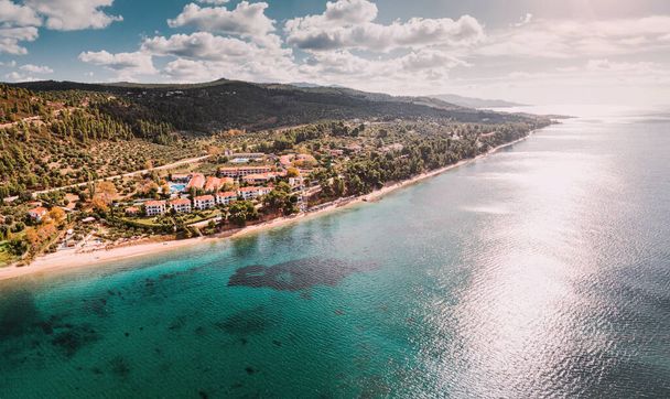 Veduta aerea dell'idilliaco paesaggio marino sulla penisola di Sithonia in Halkidiki. In alto sopra i tetti del villaggio turistico con ville e alberghi. Visita le migliori spiagge della Grecia - Foto, immagini