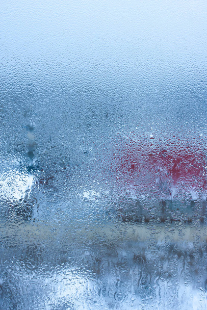 Condensación en la ventana de cristal transparente. Gotas de agua. Lluvia. Textura de fondo abstracta. Fuera de la ventana, mal tiempo, lluvia - Foto, Imagen