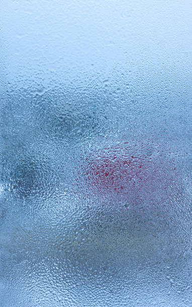 Конденсат на прозрачном стеклянном окне. Капли воды. Дождь. Абстрактная текстура фона. За окном, плохая погода, дождь - Фото, изображение