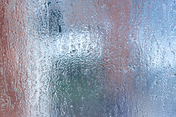 Modré pozadí přírodní kondenzace vody, okenní sklo s vysokou vlhkostí vzduchu, velké kapky kapek. Sběr a streaming dolů - Fotografie, Obrázek