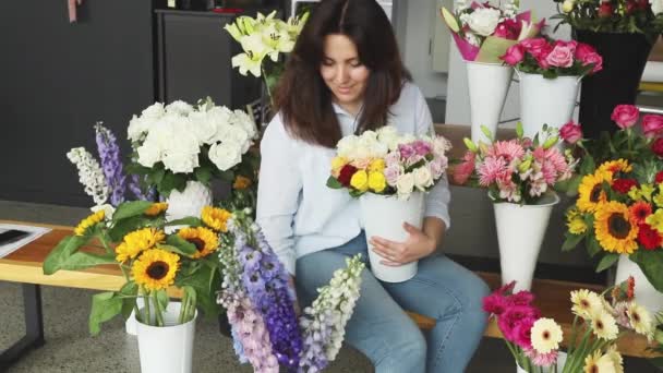 Μικρές επιχειρήσεις. Γυναίκα ανθοπώλης μη συγκεντρωμένη στο ανθοπωλείο. Floral στούντιο σχεδιασμού, κάνοντας διακοσμήσεις και ρυθμίσεις. Παράδοση λουλουδιών, δημιουργία παραγγελίας  - Πλάνα, βίντεο
