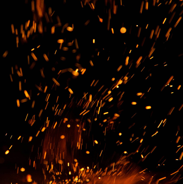 Flammen mit Funken auf schwarzem Hintergrund - Foto, Bild
