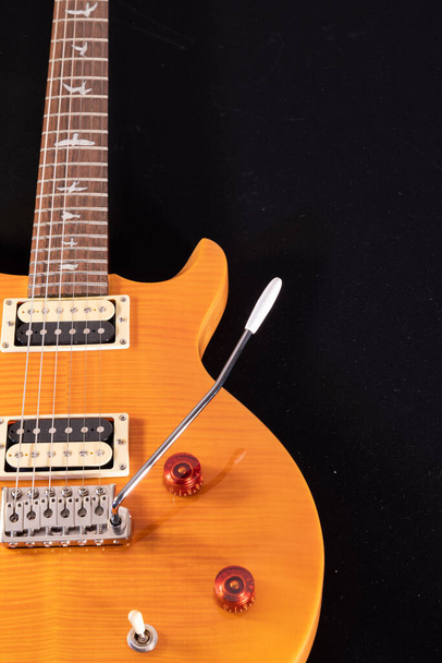 Vaduz, Liechtenstein, 27 gennaio 2022 PRS SE Santana chitarra elettrica nel colore giallo product shot - Foto, immagini